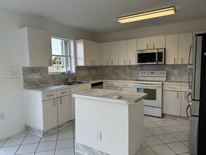 12149 NW 34th St in Sunrise, FL - Building Photo - Building Photo