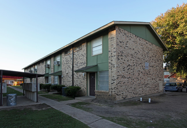 Regis Square Apartments in Dallas, TX - Building Photo - Building Photo