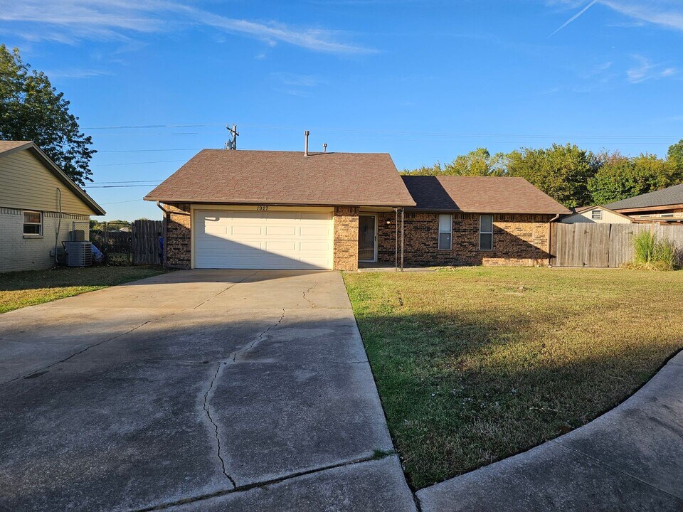 1927 Wilmington Ct in Norman, OK - Building Photo