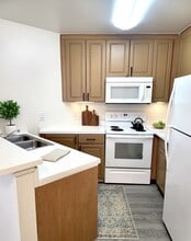 Spring Villas in San Diego, CA - Building Photo - Building Photo