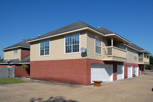 Lovett Town & Country in Tomball, TX - Foto de edificio - Building Photo