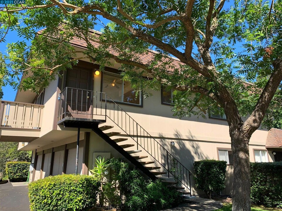 800 Villa Ln in Moraga, CA - Foto de edificio