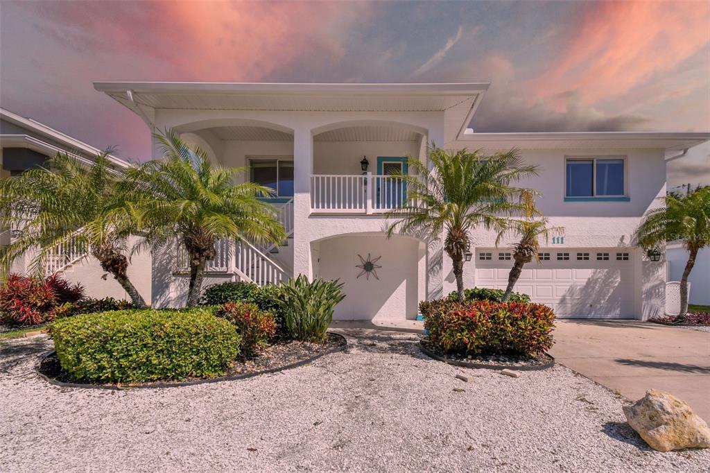 111 8th St in Belleair Beach, FL - Foto de edificio