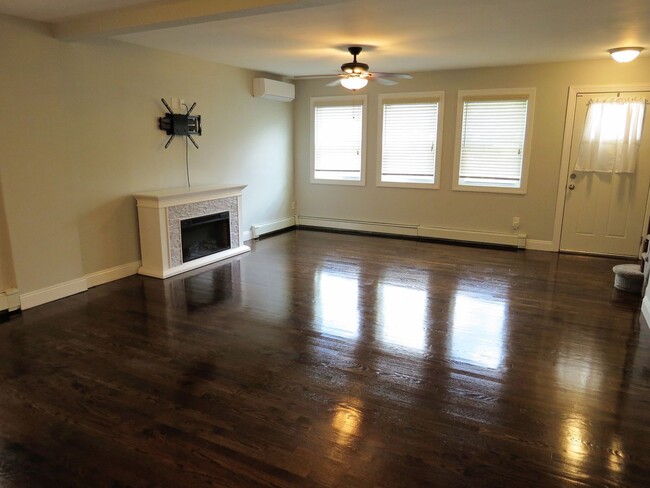 194 Adirondack Dr in Selden, NY - Building Photo - Building Photo