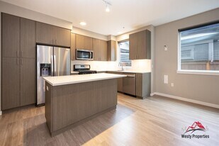 110 N Blandena St in Portland, OR - Building Photo