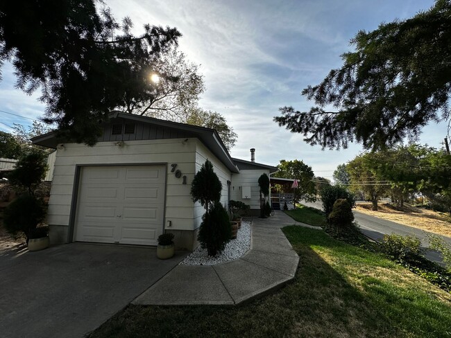 701 SW 14th St in Pendleton, OR - Foto de edificio - Building Photo