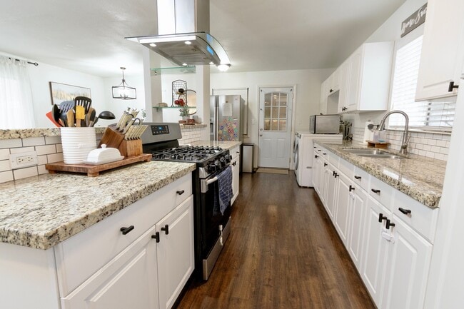 326 S C St in Lompoc, CA - Building Photo - Building Photo