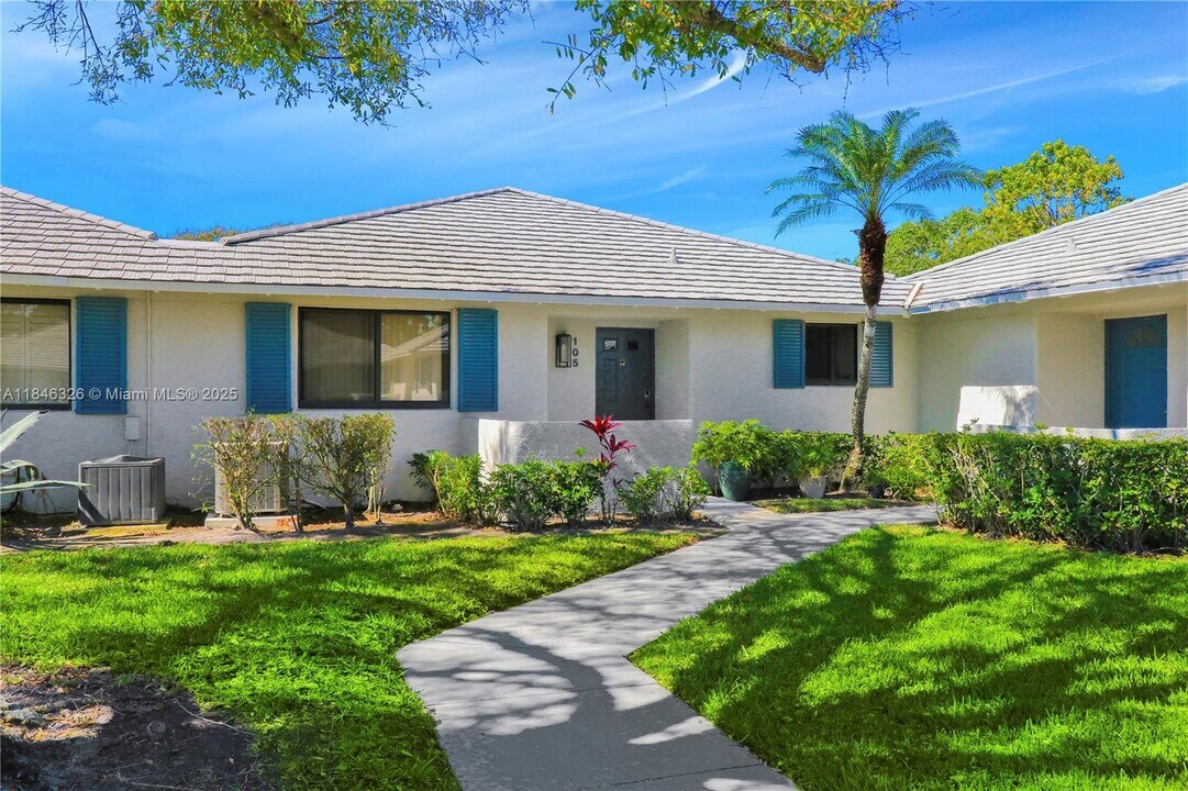 105 Club Dr in Palm Beach Gardens, FL - Building Photo
