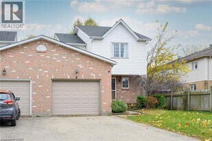 8 Buss Ct in Thorold, ON - Building Photo