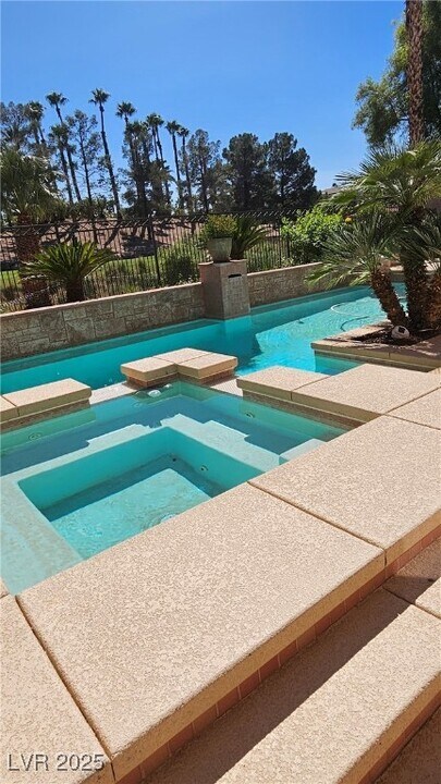351 Arbor Garden Ave in Las Vegas, NV - Building Photo