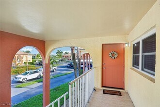360 Charlemagne Blvd in Naples, FL - Foto de edificio - Building Photo