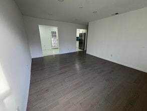 264 Middlesex Ave in Iselin, NJ - Foto de edificio - Building Photo