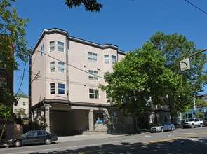 Fifth & Roy Apartments in Seattle, WA - Foto de edificio - Building Photo