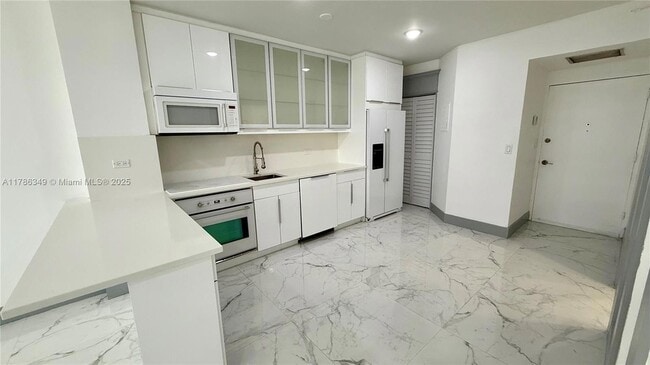 999 Brickell Bay Dr, Unit 306 in Miami, FL - Building Photo - Building Photo