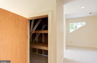 12037 Stuart Ridge Dr in Herndon, VA - Building Photo - Building Photo