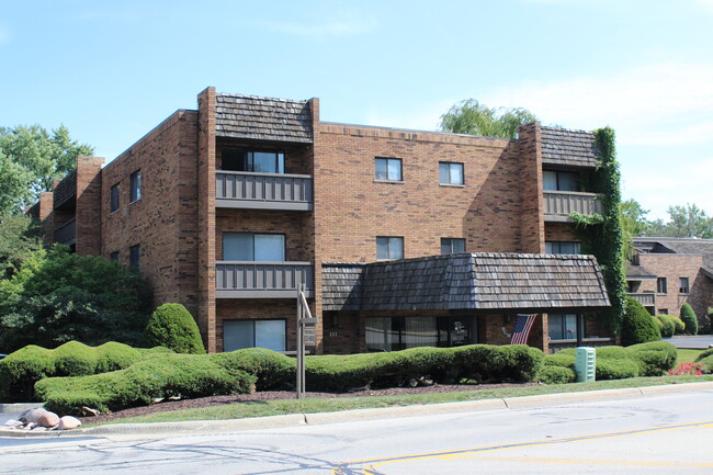 Polo Club West in Oakbrook Terrace, IL - Building Photo - Building Photo