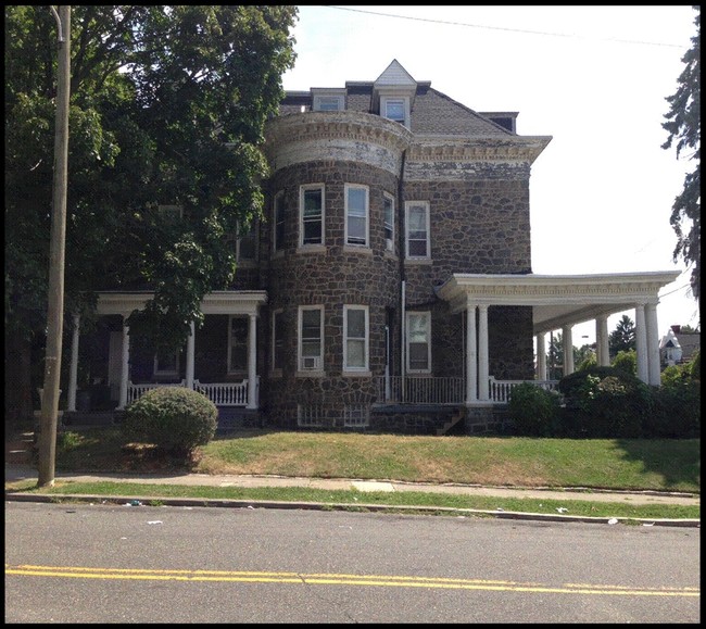 911 N 63rd St in Philadelphia, PA - Foto de edificio - Building Photo