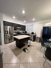 570 NE 207th St in Miami, FL - Building Photo - Building Photo