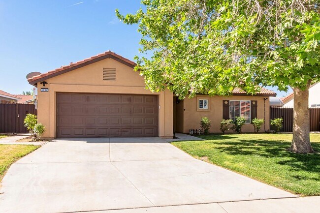4034 E Ave R in Palmdale, CA - Foto de edificio - Building Photo