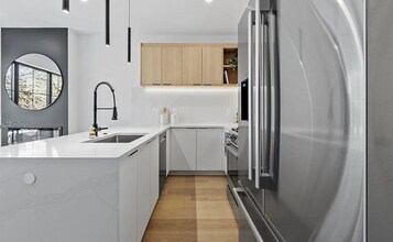 135 5th St, Unit 4 in Cambridge, MA - Foto de edificio - Building Photo
