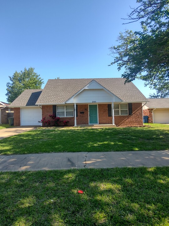 205 E 31st St in Edmond, OK - Foto de edificio