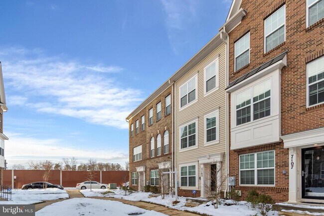 7105 Rowlock Aly in Calverton, MD - Building Photo - Building Photo