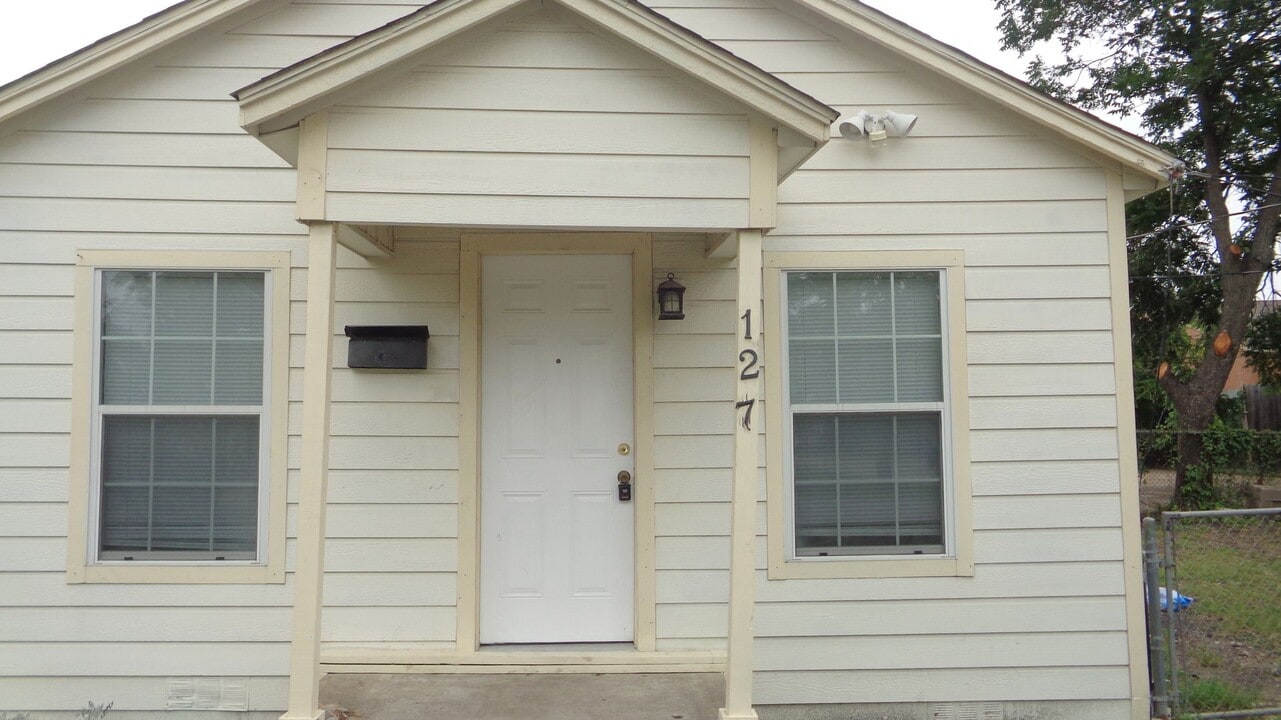 127-129 W Avenue A in Garland, TX - Building Photo