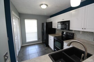 7680 Chablis Cir in Gulf Breeze, FL - Foto de edificio - Building Photo