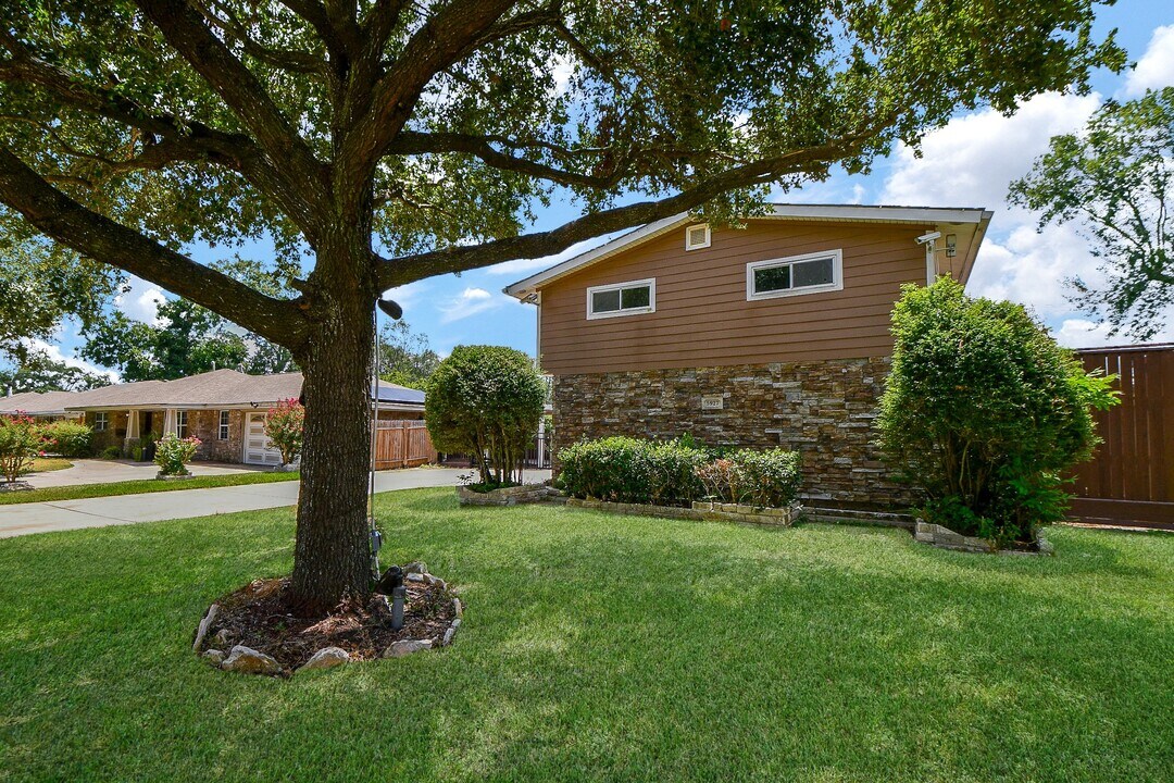 5927 Moonmist Dr in Houston, TX - Building Photo