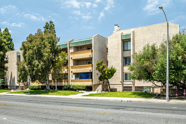 12121-12141 Centralia St in Lakewood, CA - Building Photo - Building Photo