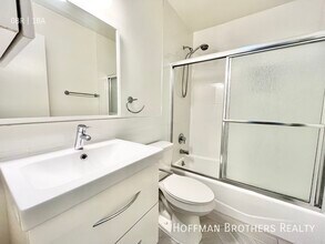 400 S Berendo St, Unit 318 in Los Angeles, CA - Building Photo - Building Photo