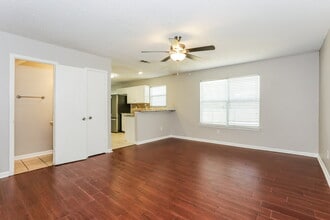 8104 Gardengate Ct in Fort Worth, TX - Foto de edificio - Building Photo