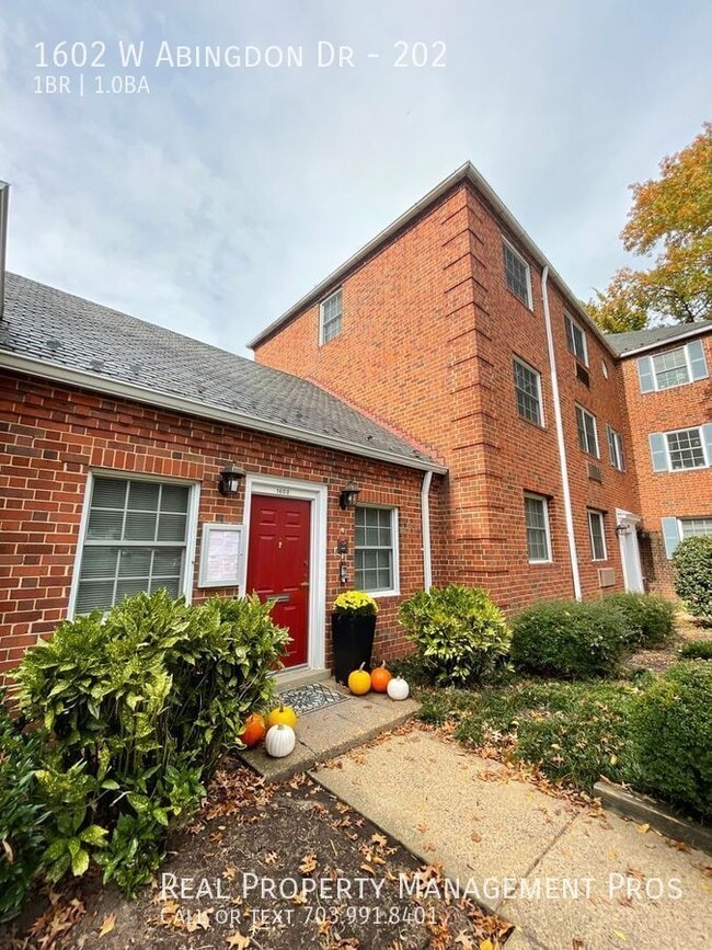 1602 W Abingdon Dr in Alexandria, VA - Building Photo - Building Photo