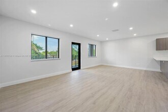 349 NW 40th St in Oakland Park, FL - Building Photo - Building Photo