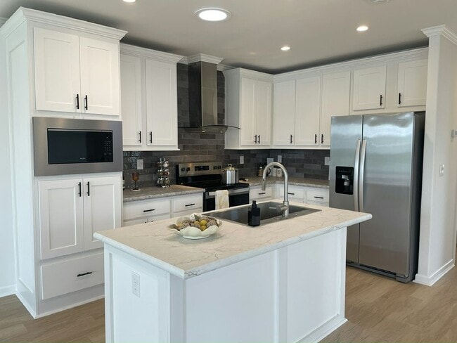 34904 Robins Song Rd in Zephyrhills, FL - Building Photo - Building Photo