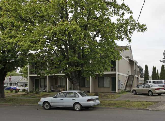 573 SE Walnut St in Hillsboro, OR - Building Photo - Building Photo