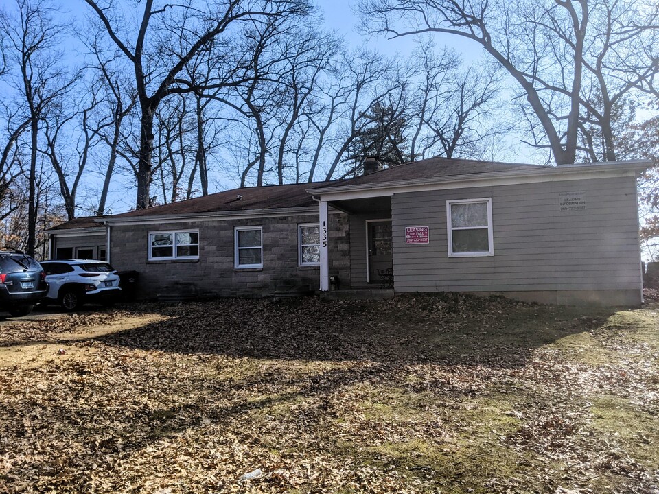 1335 Knollwood Ave in Kalamazoo, MI - Foto de edificio