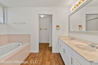 9201 Simmons Rd in Austin, TX - Foto de edificio - Building Photo