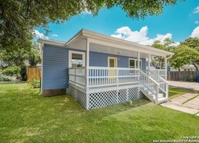 3206 W Houston St in San Antonio, TX - Building Photo