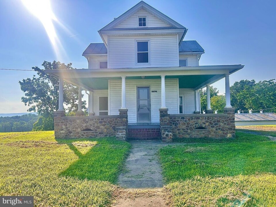 3562 St Luke Rd in Woodstock, VA - Foto de edificio