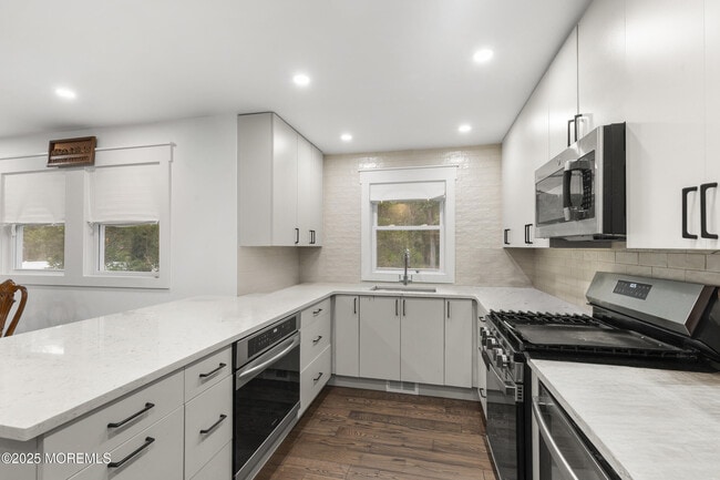 property at 741 Lakehurst Ave