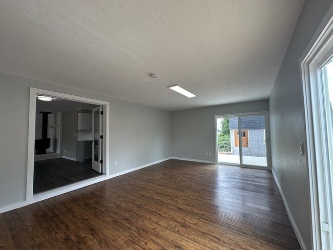 389 NE Evergreen Ct in Dallas, OR - Foto de edificio - Building Photo
