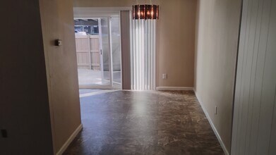 8732 Woodman Way in Sacramento, CA - Building Photo - Building Photo