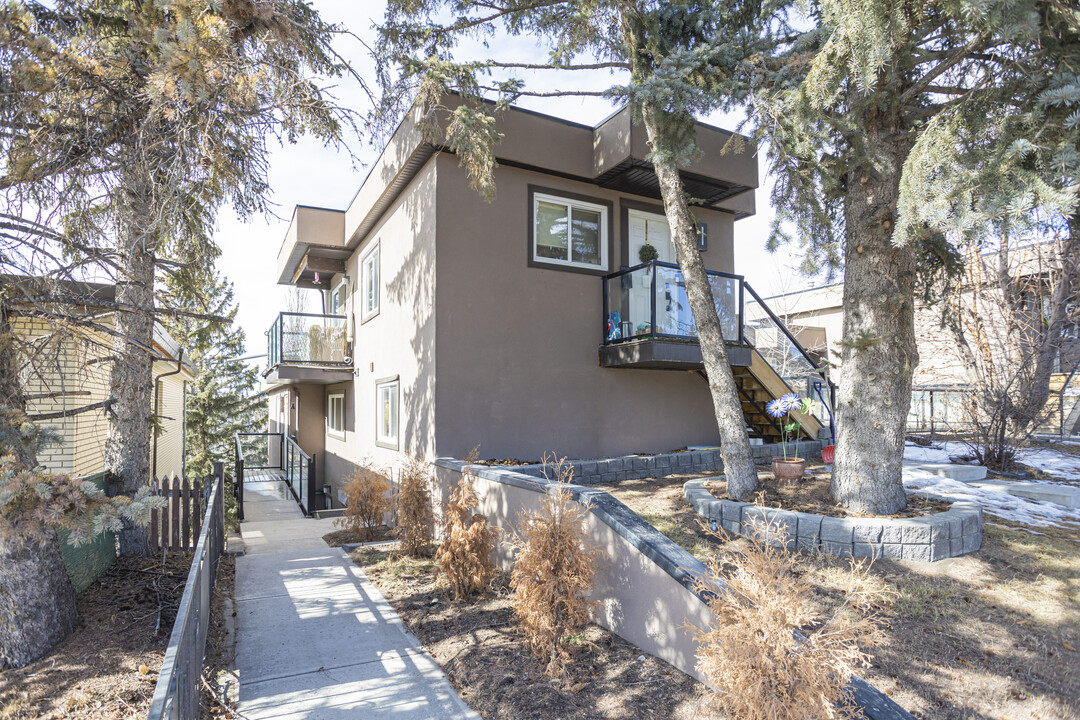 3207 14 St NW in Calgary, AB - Building Photo