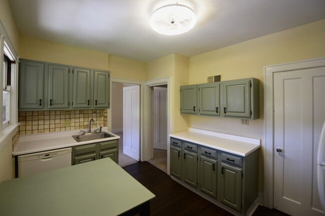 3563 Erie Ave, Unit East Hyde Park Two Bedroom Apartment