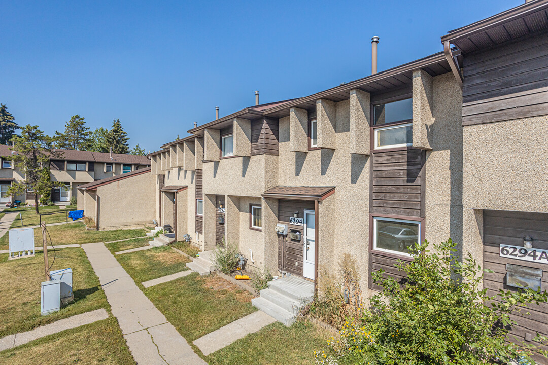 Ormsby Place II in Edmonton, AB - Building Photo