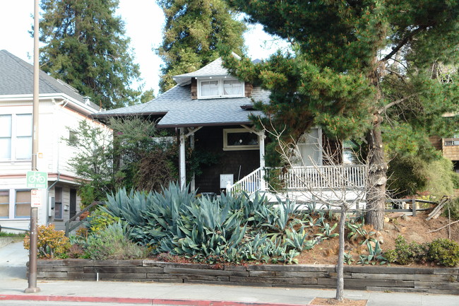 2037 Hearst Ave in Berkeley, CA - Building Photo - Building Photo