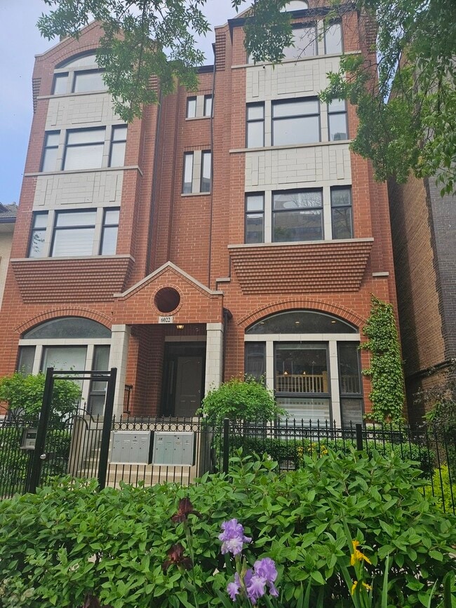 property at 6022 N Kenmore Ave