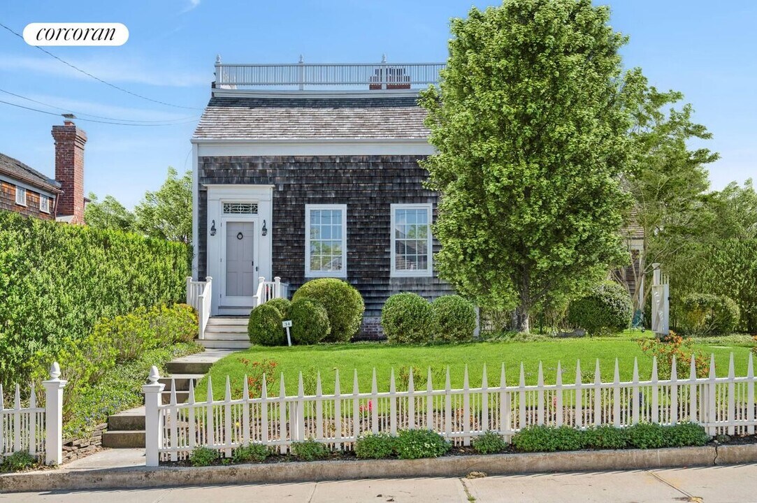 34 Howard St in Sag Harbor, NY - Building Photo