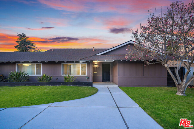 22349 Vanowen St in Los Angeles, CA - Building Photo - Building Photo